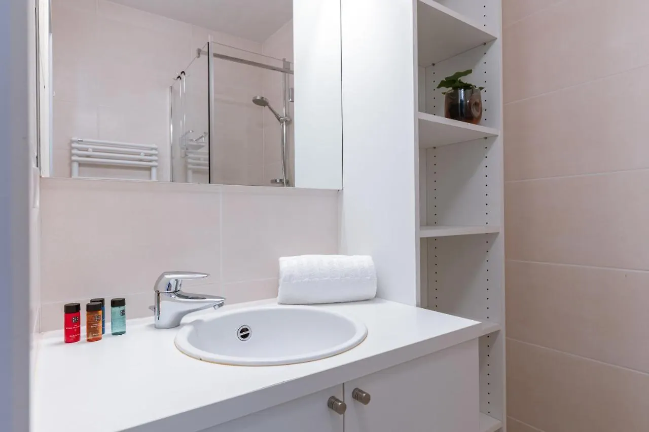 Modern, Sunny Flat With Lateral Sea View And Frontal Balcony Daire Middelkerke Belçika